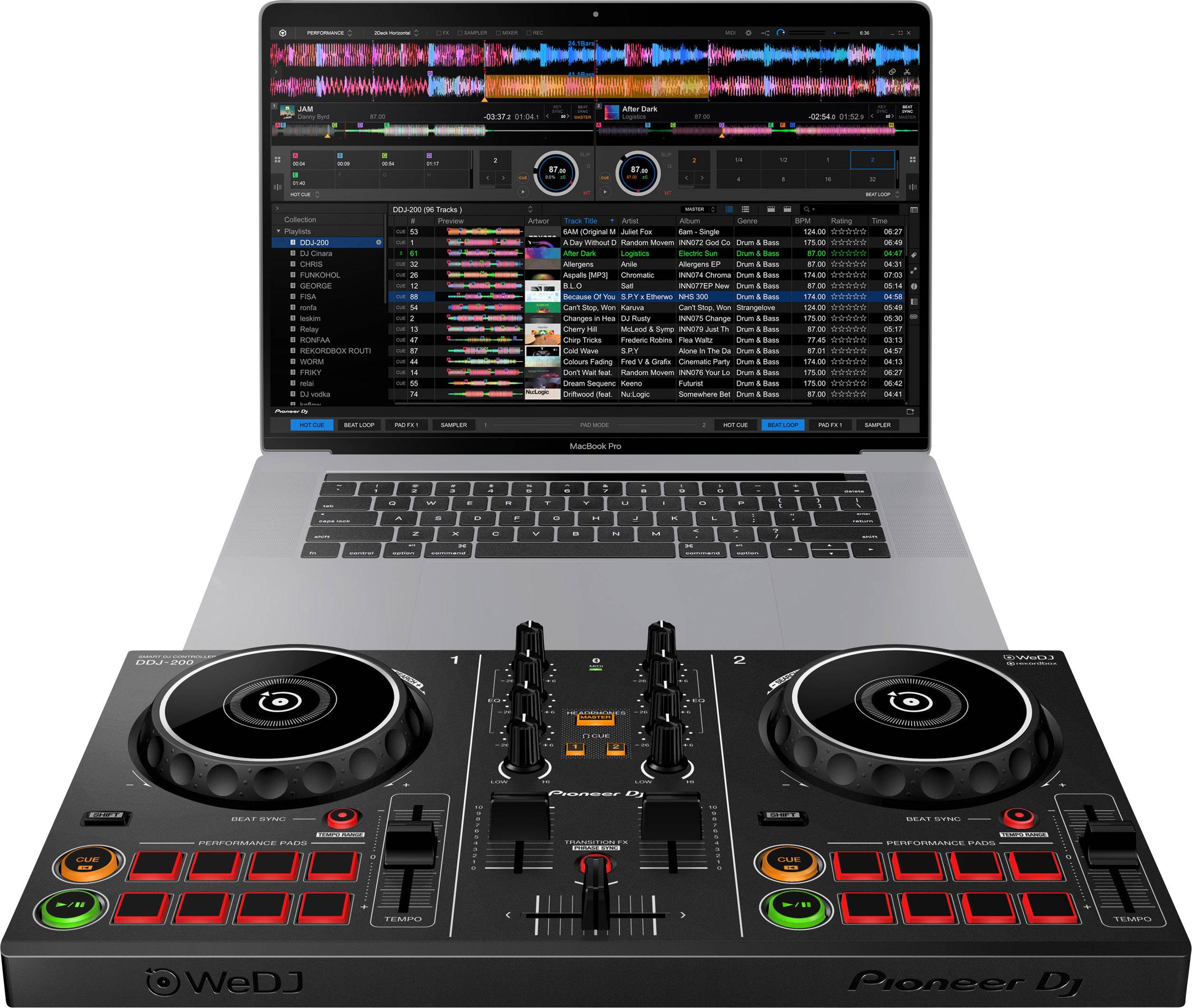 DJ-Controller vor einem Laptop mit geöffneter Musik-Software. Das Display zeigt digitale Audio-Wellenformen und Track-Listen.