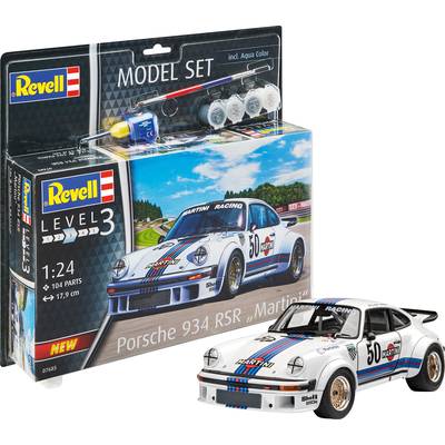 Das Bild zeigt ein Revell-Modellbausatz 'Porsche 934 RSR Martini' in Maßstab 1:24 mit Verpackung und Modellauto, 104 Teile, Level 3.