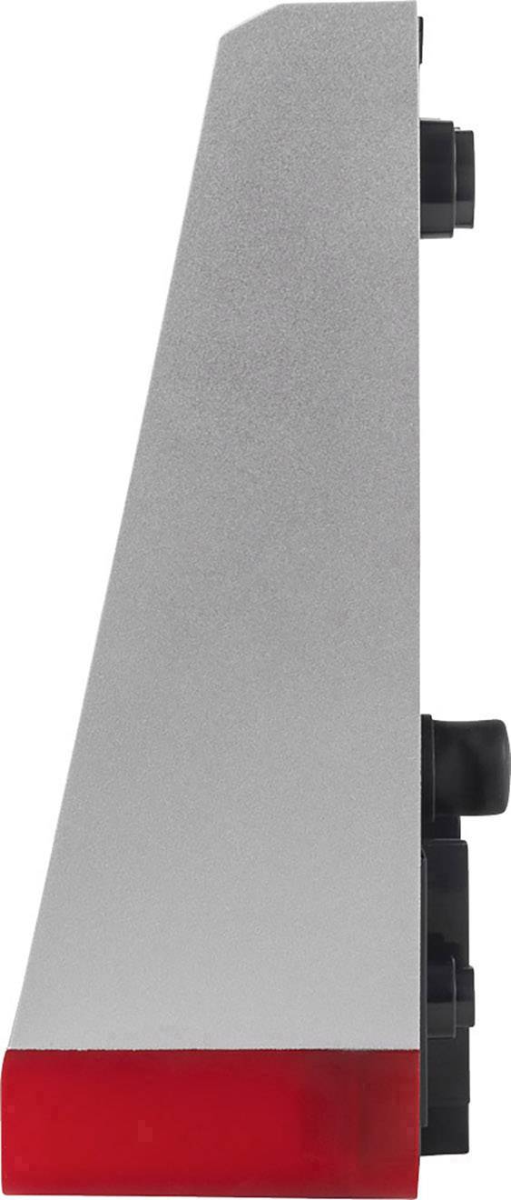 Ein silberner, dreieckiger Gegenstand mit einer roten Basis und zwei schwarzen Öffnungen an der rechten Seite.