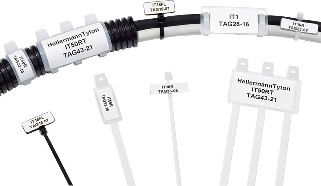 Mehrere weiße, beschriftete Kabelbinder und Schilder von HellermannTyton zur Identifizierung und Organisation von Kabeln.