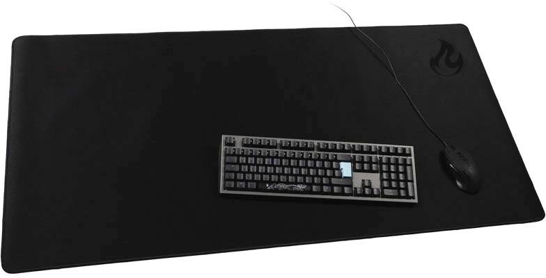 Ein schwarzes Mauspad mit großem Format. Darauf befinden sich eine Tastatur und eine Maus.