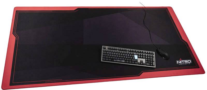 Großes rechteckiges Mauspad in Schwarz und Rot. Eine Tastatur und Maus liegen darauf. In der Ecke steht 'NITRO Concepts'.