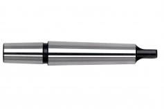 Ein metallischer, zylindrischer Maschinenteilstift, spitz zulaufend mit schwarzem Ende, auf weißem Hintergrund.