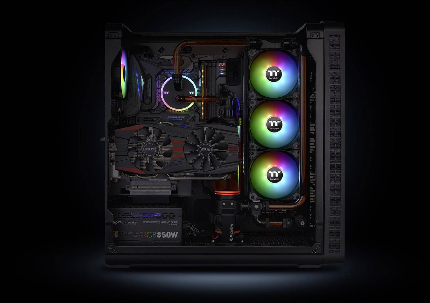 Ein geöffneter Computer-Tower mit beleuchteten Lüftern und transparentem Gehäuse zeigt die interne Hardware wie Grafikkarte und Kühlkomponenten.