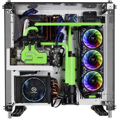 Ein offener Computer mit leuchtend grüner Wasserkühlung und farbigen LED-Lüftern. Hauptplatine und andere Komponenten sichtbar montiert.