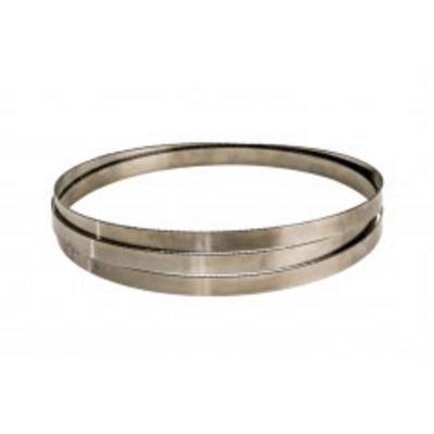 Ein einzelner, metallic glänzender Stahlring, flach auf einer weißen Oberfläche liegend. Der Ring scheint robust und gleichmäßig geformt.