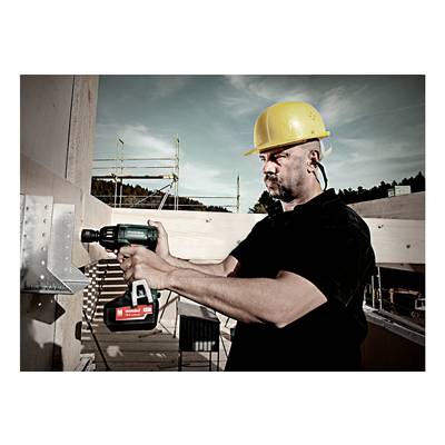 Ein Bauarbeiter mit gelbem Schutzhelm verwendet eine Bohrmaschine, um eine Metallhalterung an einem Holzrahmen auf einer Baustelle zu befestigen.