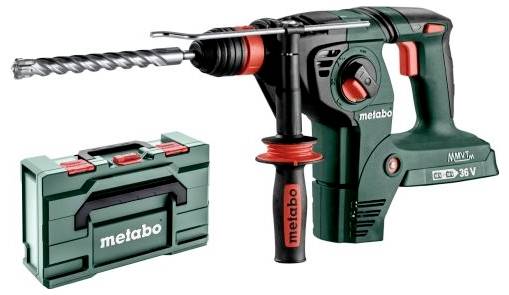 Kabelloses Metabo Schlagbohrwerk mit Seitengriff und Bohrer, abgebildet mit passender Transporttasche auf weißem Hintergrund.
