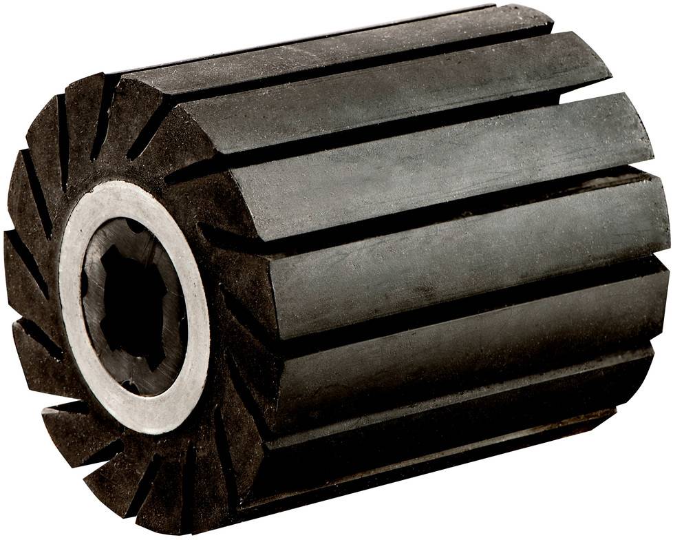 Dunkler Metallzylinder-Fräser mit mehreren angewinkelten Nuten und zentraler Bohrung, dargestellt auf weißem Hintergrund.