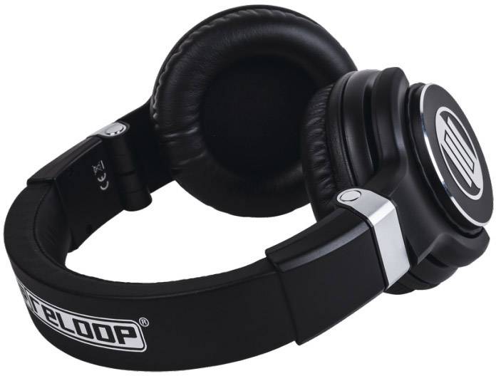 Schwarze Over-Ear-Kopfhörer mit gepolsterten Ohrmuscheln und verstellbarem Kopfbügel; Logos auf Bügel und Ohrmuscheln sichtbar.