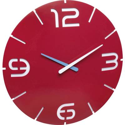 Rote Wanduhr mit weißen arabischen Ziffern 12, 3, 6, 9. Zeiger zeigen auf ungefähr 12:04 Uhr.