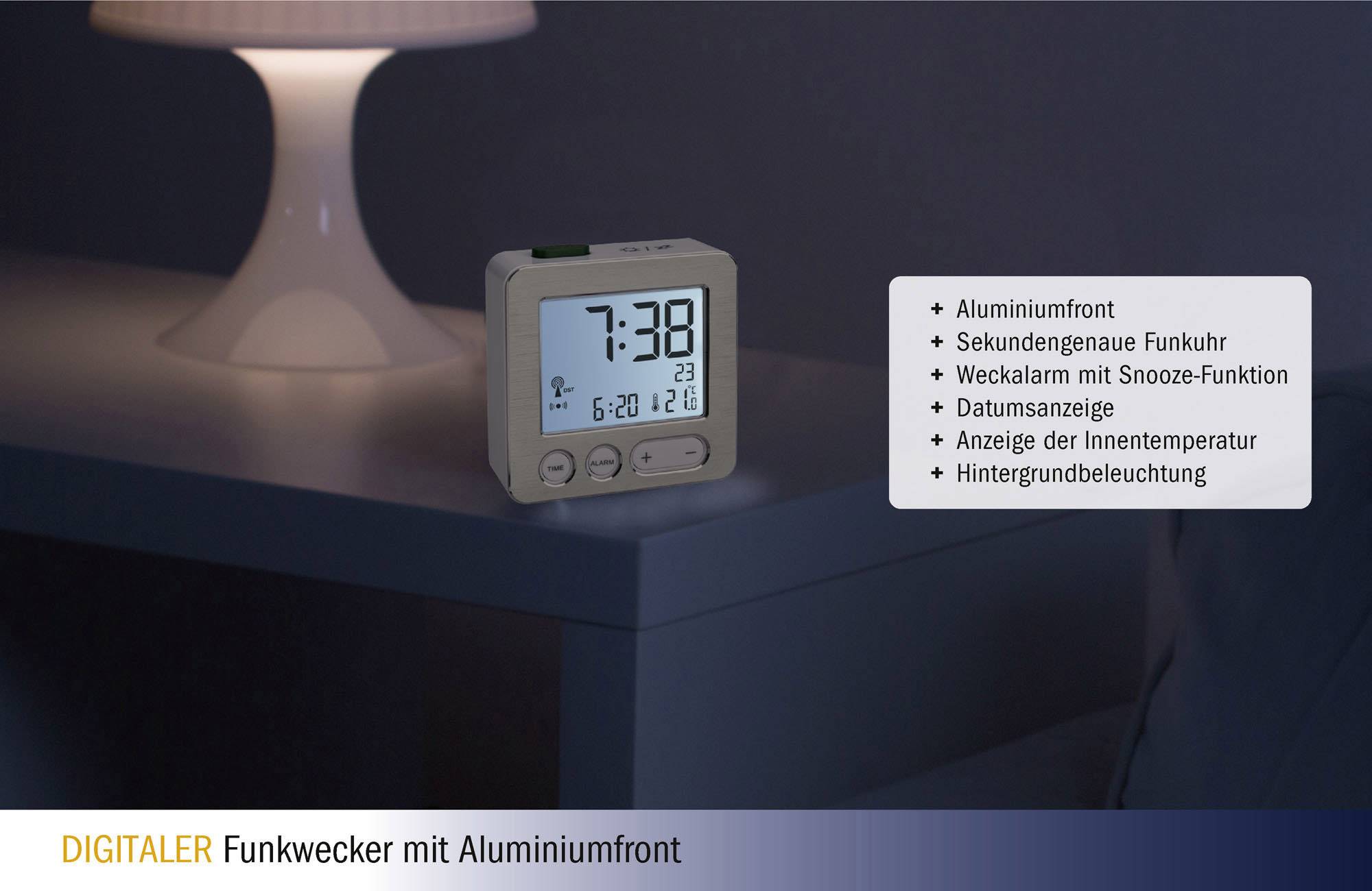 Ein digitaler Funkwecker mit Aluminiumfront zeigt die Uhrzeit 7:38 und das Datum 6. September an. Weitere Funktionen sind Weckalarm, Temperaturanzeige und Hintergrundbeleuchtung.
