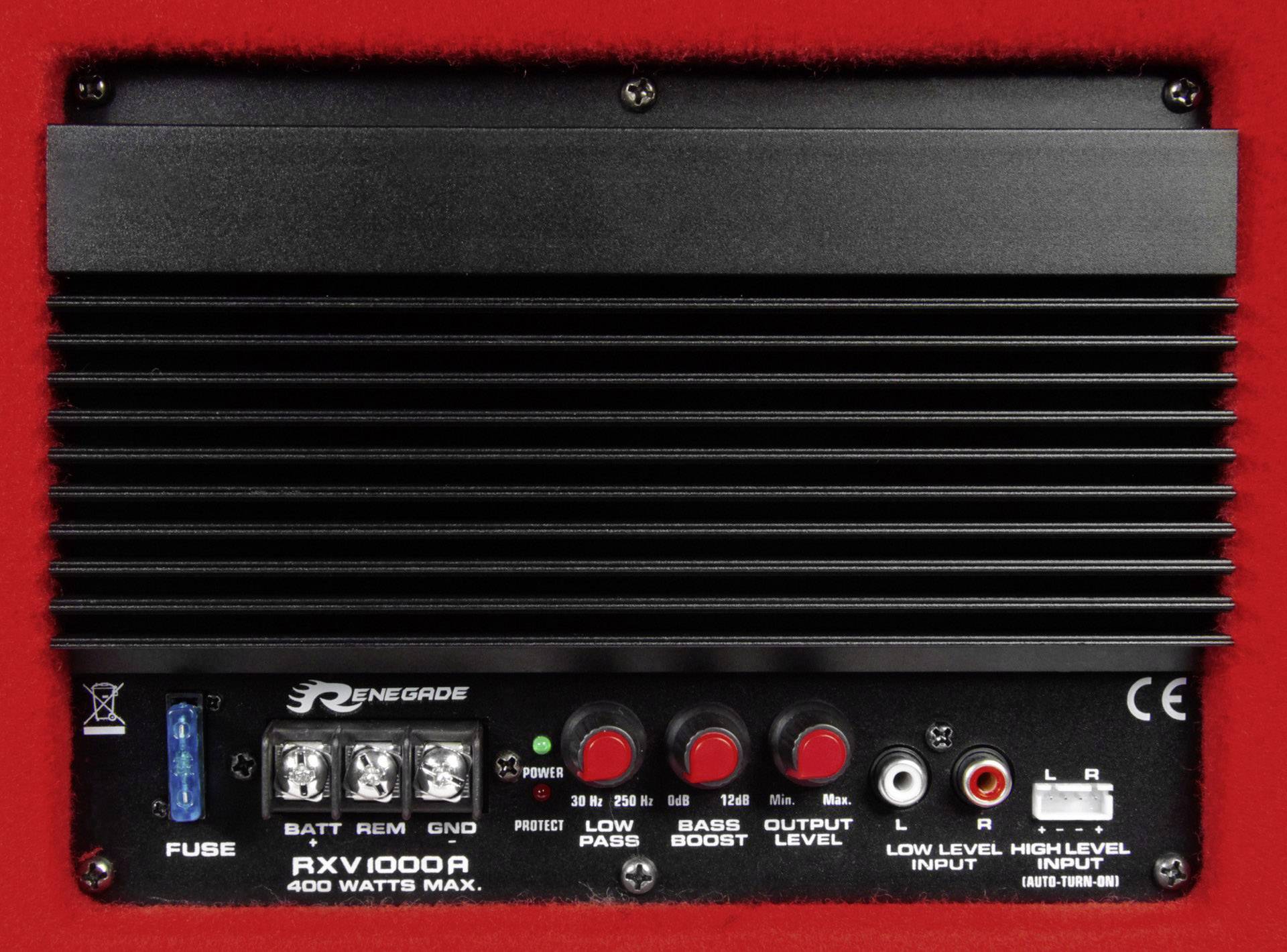 'Renegade RXV1000A Verstärker, 400 Watt, rotes Gehäuse. Frontansicht zeigt Bedienelemente: Fuse, Bass Boost, Input Level. CE-Kennzeichnung sichtbar.'