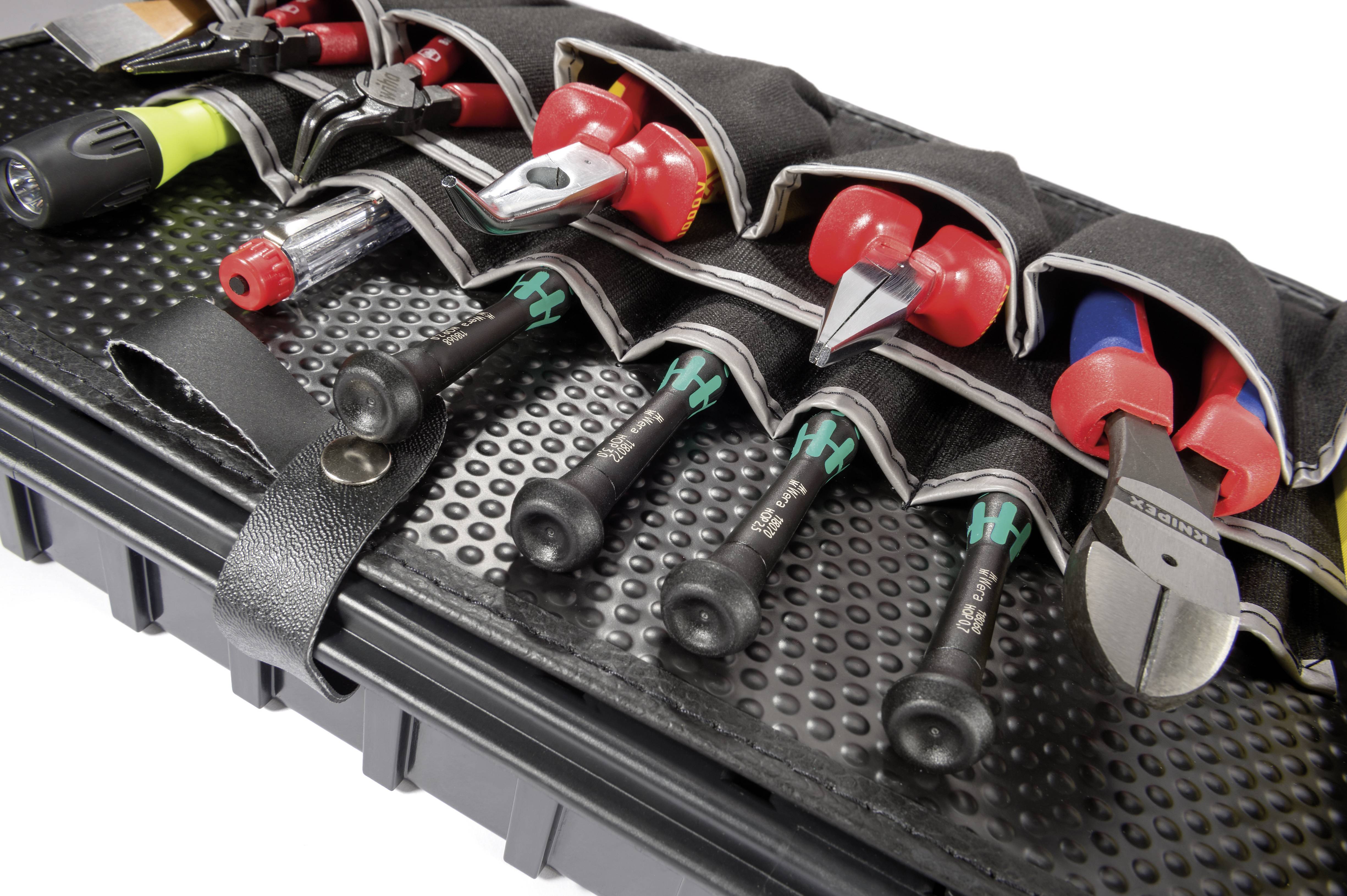 Mehrere Handwerkzeuge, darunter Schraubenzieher und Zangen, organisiert in einer Werkzeugtasche. Ideal für Reparaturen und technische Arbeiten.