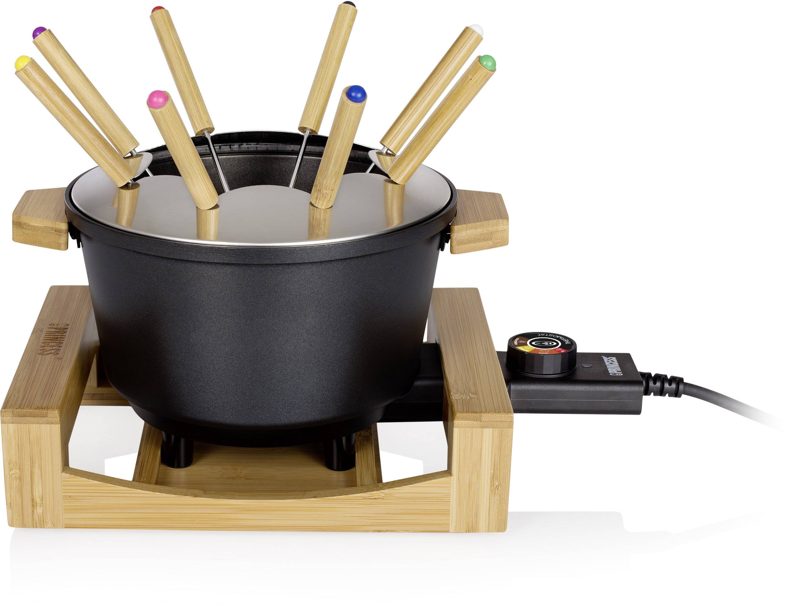 Ein elektrisches Fondue-Set mit einem schwarzen Topf, umgeben von mehreren Fonduegabeln, montiert auf einem Holzrahmen mit einem Kabel.