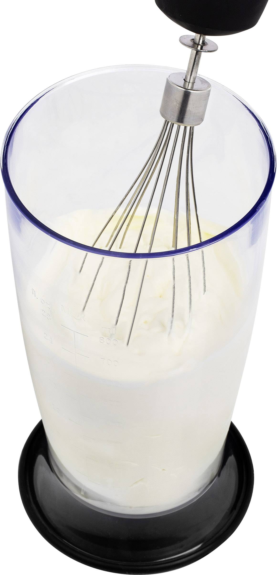 Ein elektrischer Schneebesen mixt flüssige Sahne in einem transparenten Behälter. Sahne wird zu einer dickeren Konsistenz geschlagen.