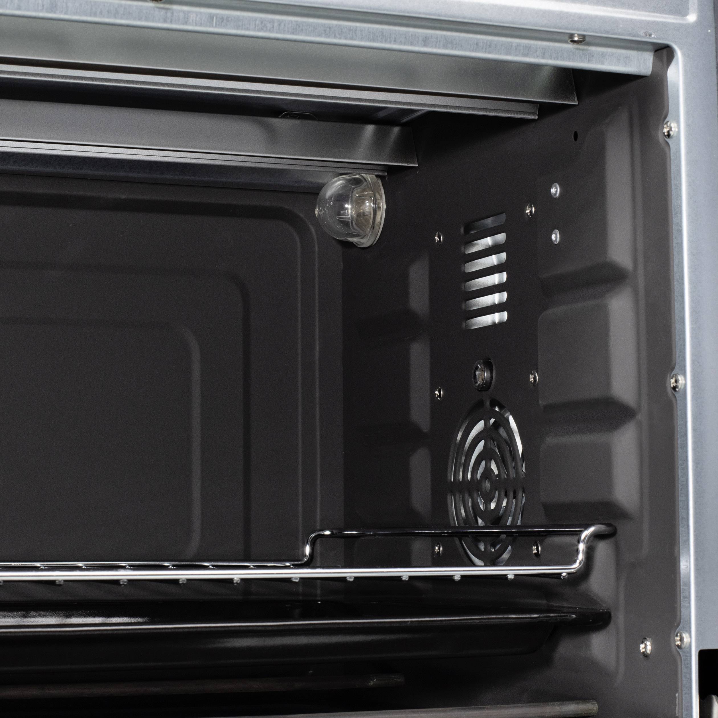 Ein geöffneter Backofen mit einem Grillrost in der Mitte und einem eingebauten Lüfter an der Rückwand.