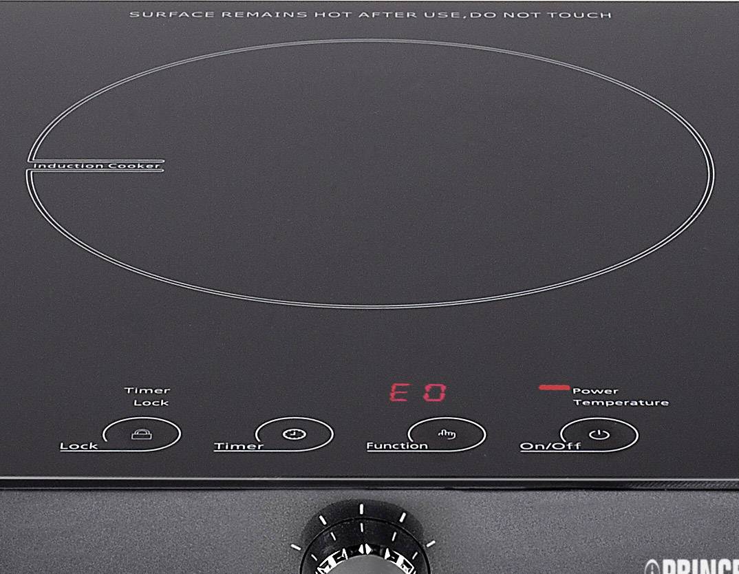Ein schwarzes Induktionskochfeld mit einem roten digitalen Display zeigt 'E0' an. Bedienelemente für Timer, Funktion und Leistung sichtbar.