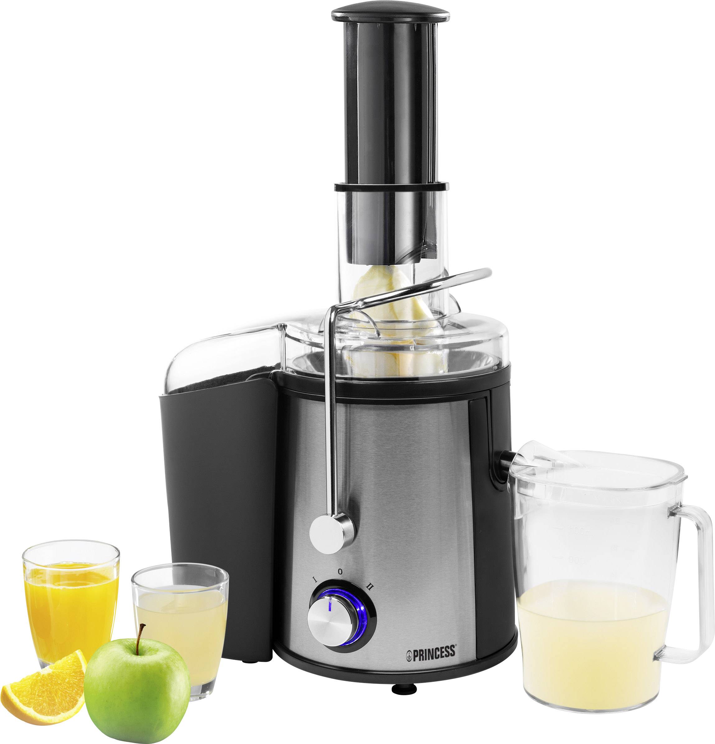 Entsafter aus Edelstahl mit Glaskrug und drei Gläsern frisch gepresstem Saft. Daneben liegen eine Orange und ein Apfel.