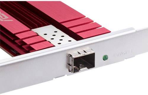 Eine rote Computer-Hardware-Komponente mit Steckverbindung auf der rechten Seite, möglicherweise für Netzwerk- oder Speichererweiterung.