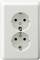 Doppelsteckdose in einer weißen Wand. Geeignet für europäische Stecker, verbreitet in Wohn- und Geschäftsräumen.