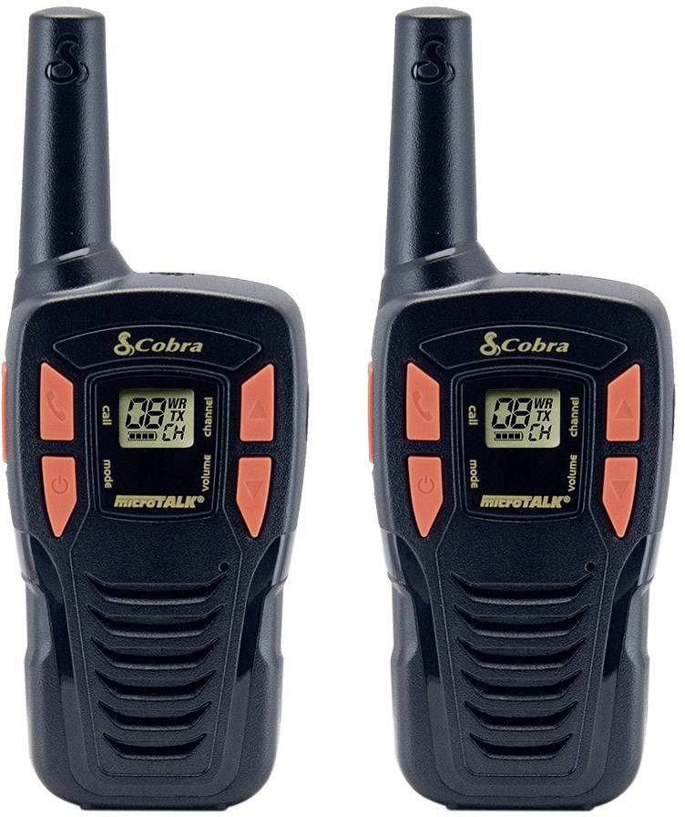 Zwei schwarze Funkgeräte mit orangenen Tasten und kleinen Displays, die Kanal- und Batteriestatus anzeigen. Markierung 'Cobra'.
