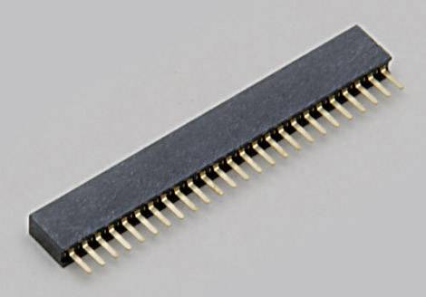 Ein schwarzer, rechteckiger elektronischer Stecker mit mehreren goldenen Kontaktstiften, geeignet für Platinenverbindungen.