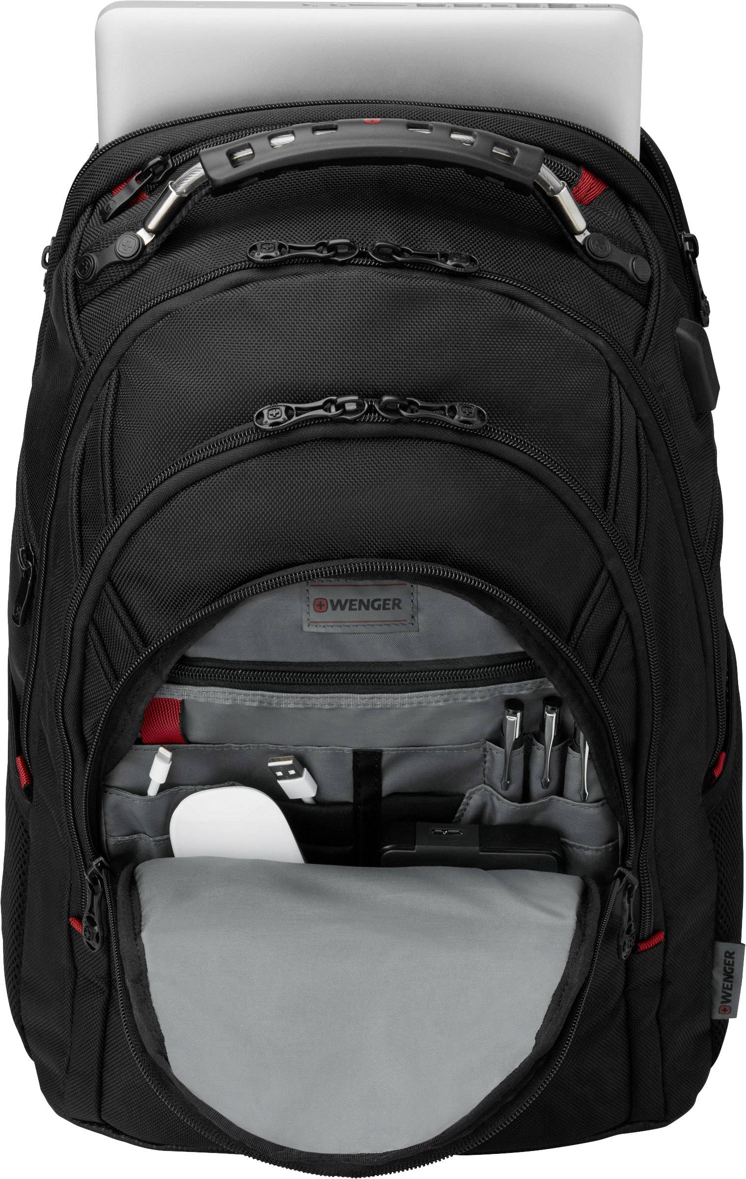 Ein schwarzer Rucksack mit mehreren Taschen, Reißverschlüssen und einem geöffneten Fach, das Stifte und Zubehör zeigt. Ein Laptop ragt oben heraus.