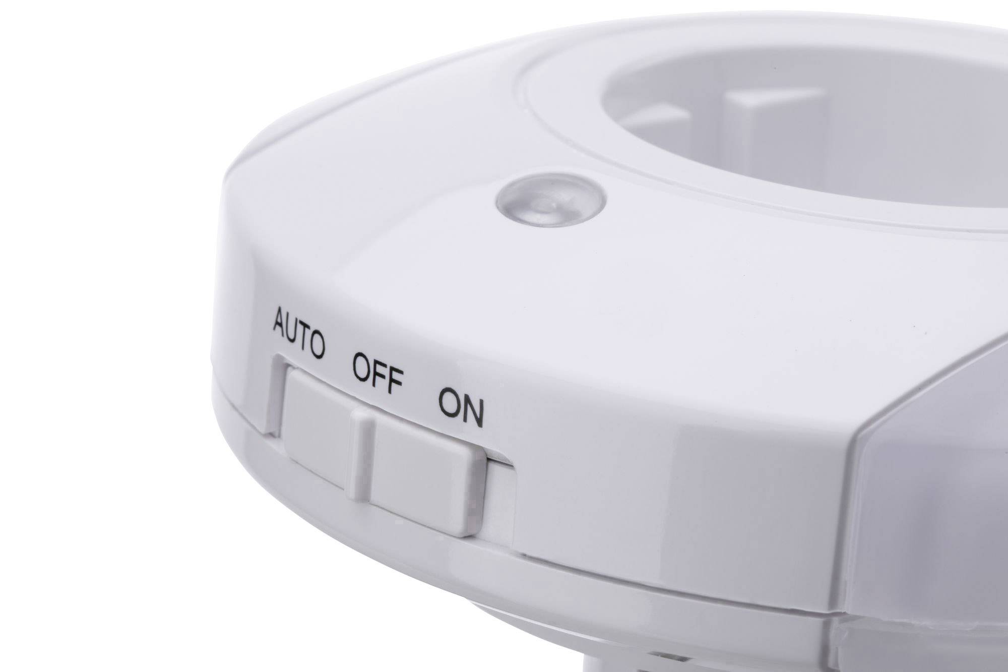 Nahaufnahme eines weißen Geräts mit einem Schalter, der drei Optionen zeigt: 'AUTO', 'OFF' und 'ON'.