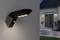 Wandleuchte mit drei LED-Lampen leuchtet auf Außengebäude, Beleuchtung eines Eingangsbereichs am Abend; moderne Architektur.