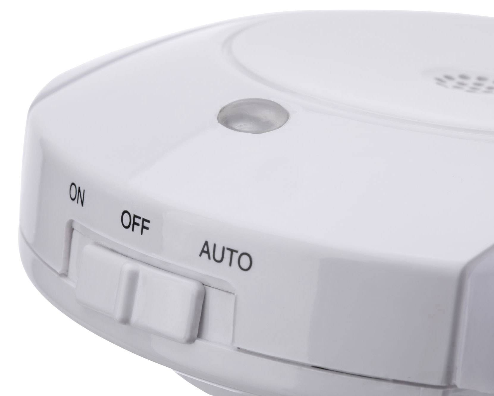 Nahaufnahme eines weißen Geräts mit einem Schalter und den Beschriftungen 'ON', 'OFF' und 'AUTO'.