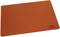 Ein rechteckiges, orangefarbenes Kunstleder-Schneidebrett mit abgerundeten Ecken liegt auf einer weißen Oberfläche.