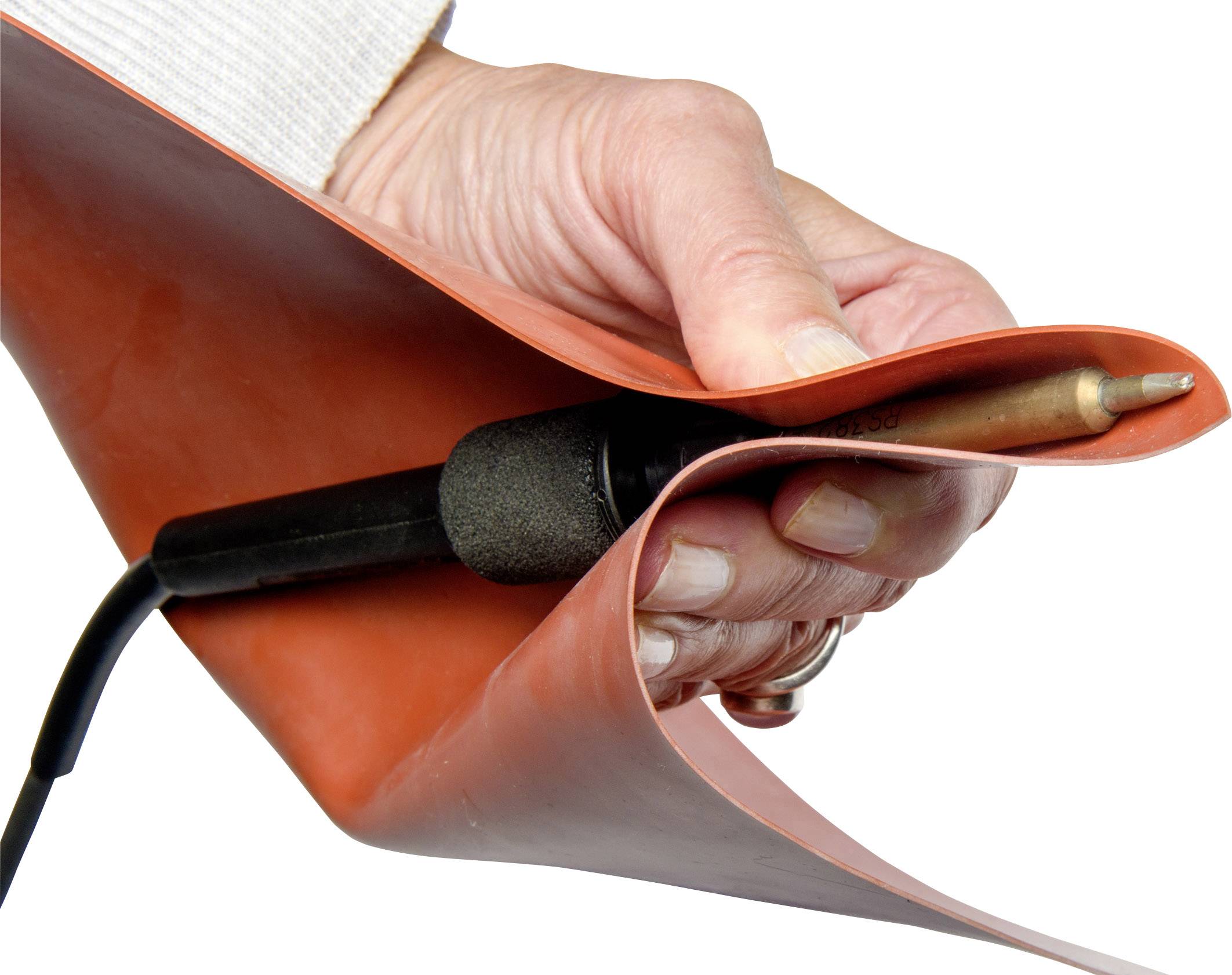 Eine Hand hält eine orange-gummiartige Matte fest, die ein elektrisches Heizgerät oder Werkzeug umhüllt.