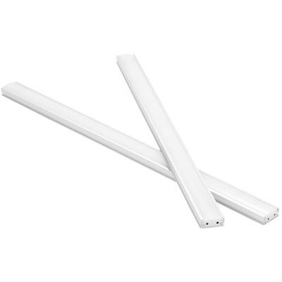 Zwei weiße LED-Leuchten in langer, schmaler Form, über Kreuz liegend auf weißem Hintergrund. Geeignet für moderne Innenbeleuchtung.