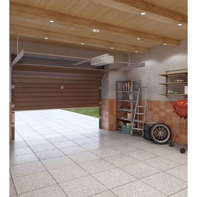 Eine offene Garage mit gefliestem Boden, Regalen mit Werkzeugen und Autoreifen, einem Grill und einer Leiter.