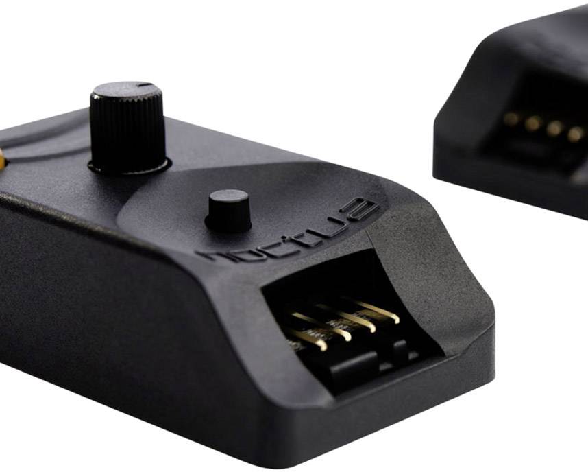 Schwarze, quadratische Temperaturregelungseinheit mit Drehknopf, Druckknopf und Noctua-Logo. Verwendet zur Lüftersteuerung.