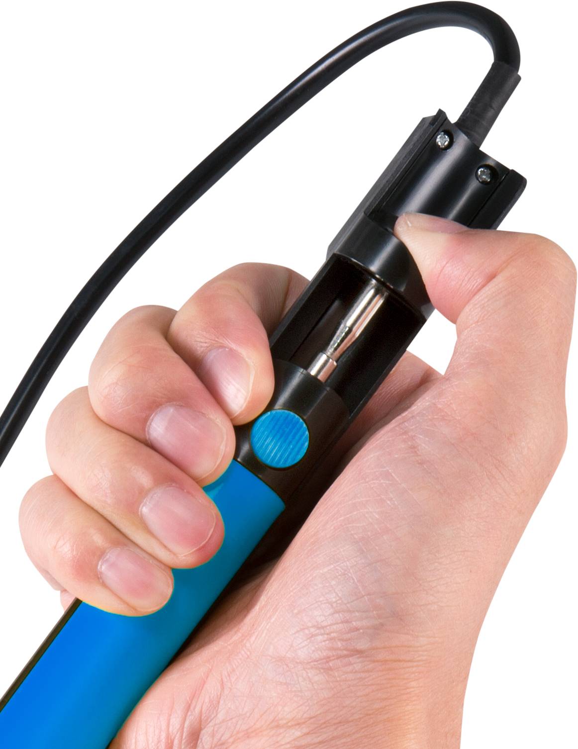 Person hält einen Lötkolben mit blauer Hülle und schwarzem Kabel in der Hand.