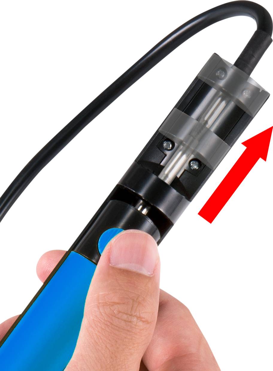 Eine Hand hält ein blaues Gerät mit einem Kabel, roter Pfeil zeigt auf die Spitze.