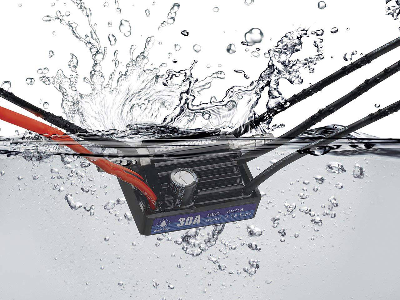Ein elektronisches Gerät mit der Aufschrift '30A' ist teilweise in Wasser eingetaucht, um seine Wasserbeständigkeit zu demonstrieren.