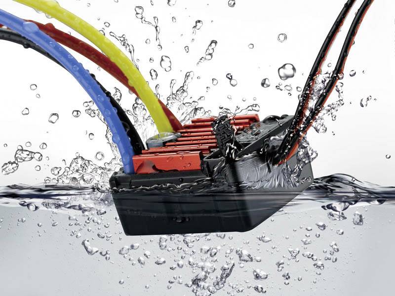 Wasserdichter elektrischer Anschlussblock mit bunten Kabeln eingetaucht in Wasser, demonstriert Schutz vor Feuchtigkeit.