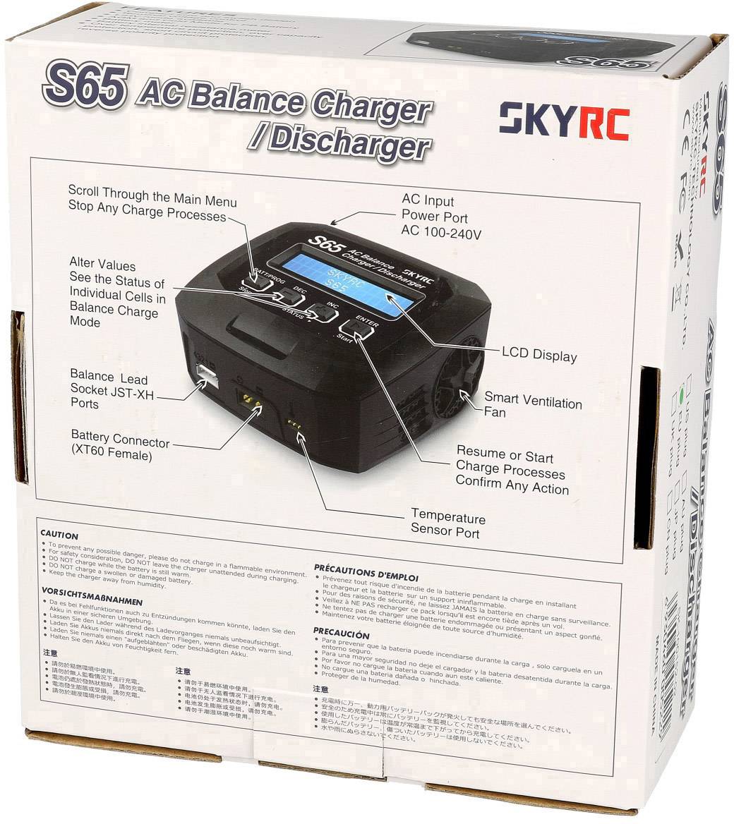 Ladegerät S65 von SKYRC mit Display und Anschlüssen. Beschriftungen und Anleitungen auf der Verpackung in mehreren Sprachen.