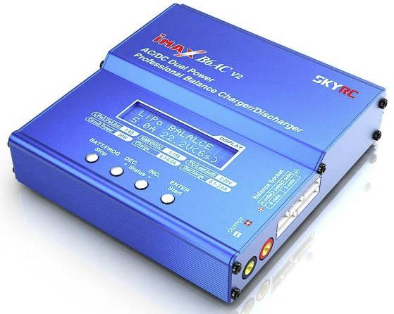 Das Bild zeigt ein Multifunktions-Ladegerät von SKYRC, das alle gängigen Akkuarten laden kann. 