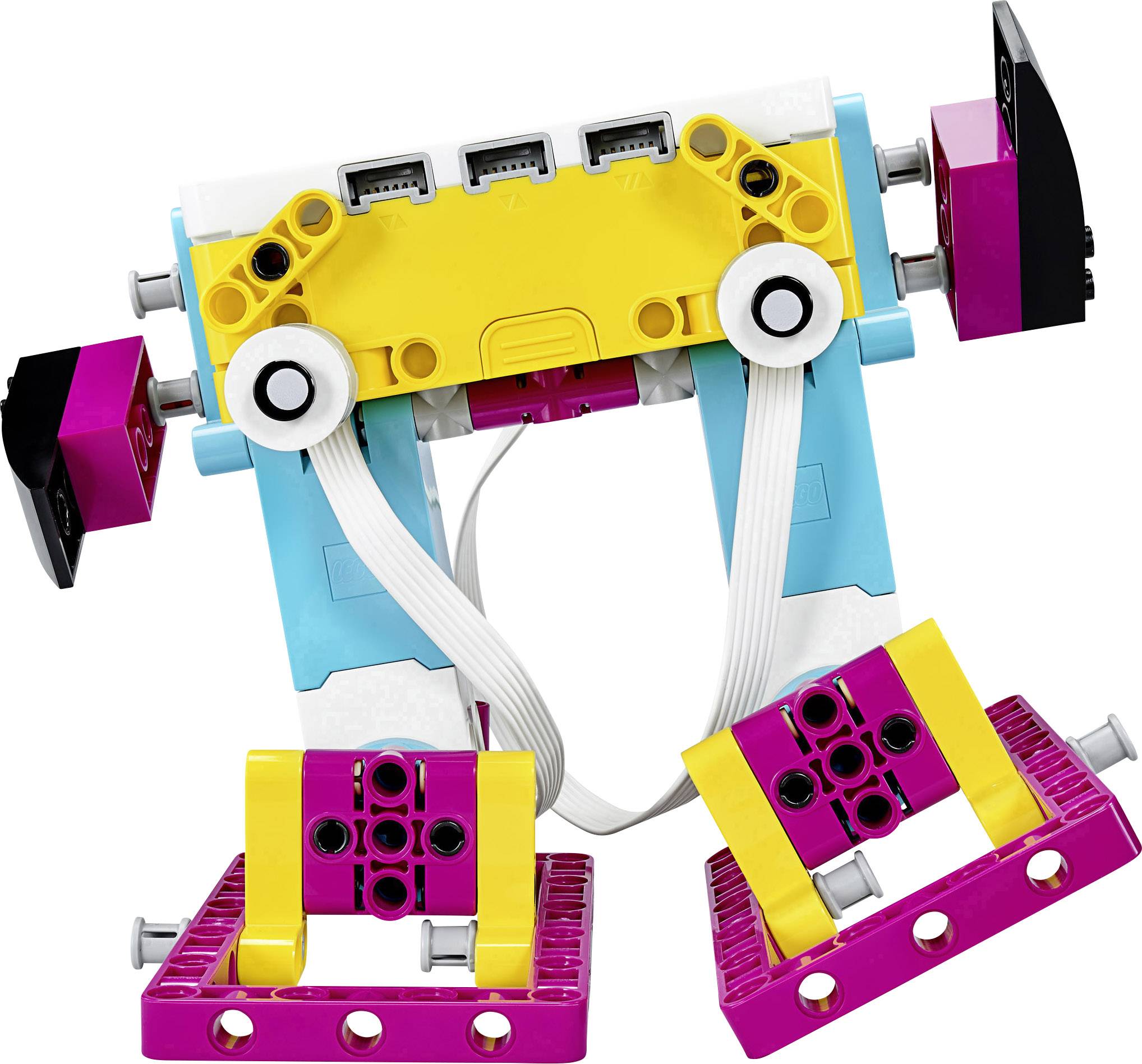 Ein bunter Roboter aus Legosteinen mit Armen und Beinen, in Blau, Gelb und Pink, steht aufrecht. Elektronische Komponenten sind sichtbar.