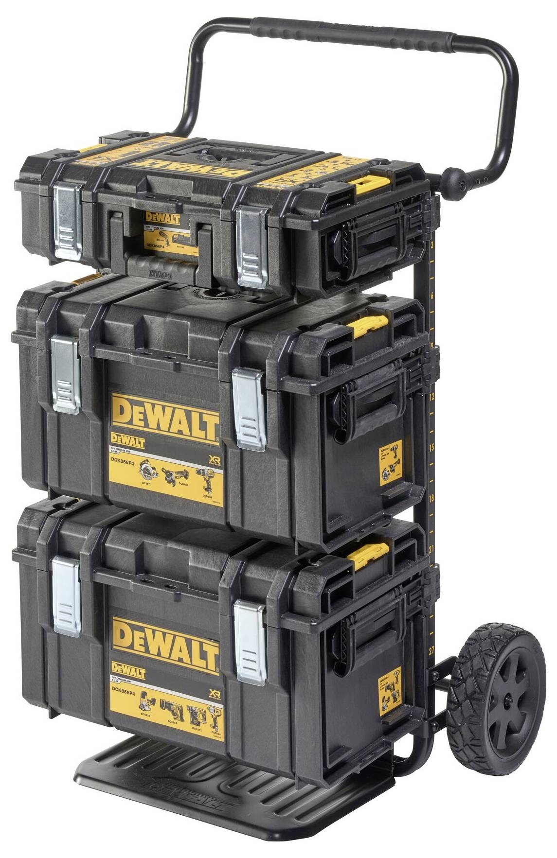 Ein Trolley mit drei gestapelten, schwarzen Werkzeugkoffern der Marke DeWALT. Jede Box hat gelbe Etiketten und robuste Verschlüsse.