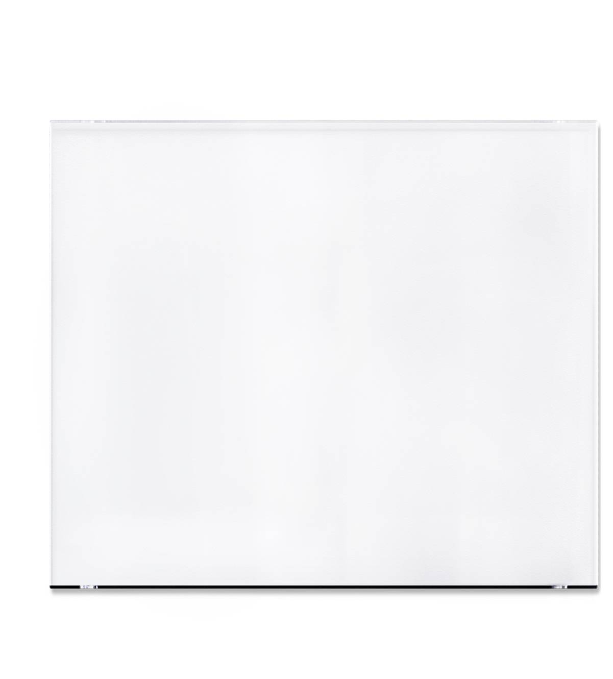 Leere weiße Projektionsleinwand oder Whiteboard an einer Wand, ohne sichtbaren Text oder Markierungen.