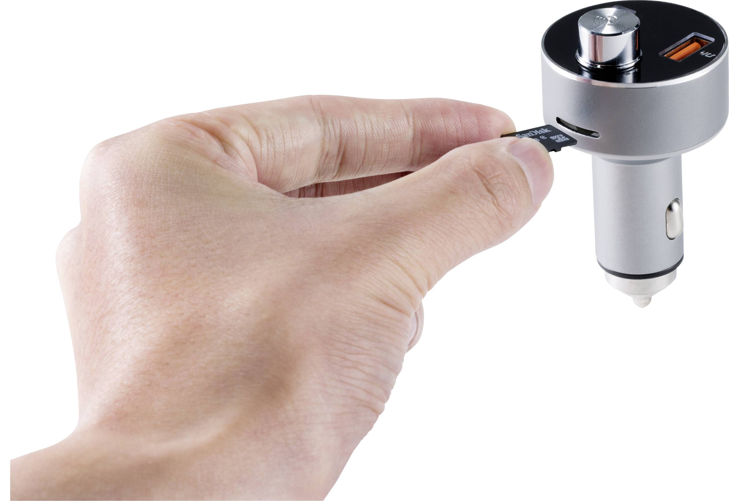 'Person steckt microSD-Karte in einen Auto-Adapter mit USB-Anschluss.'