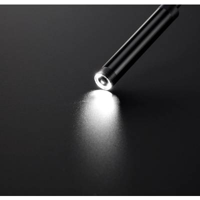 Ein Stift mit starkem Licht strahlt auf eine dunkle Oberfläche und erzeugt einen kleinen Lichtpunkt.