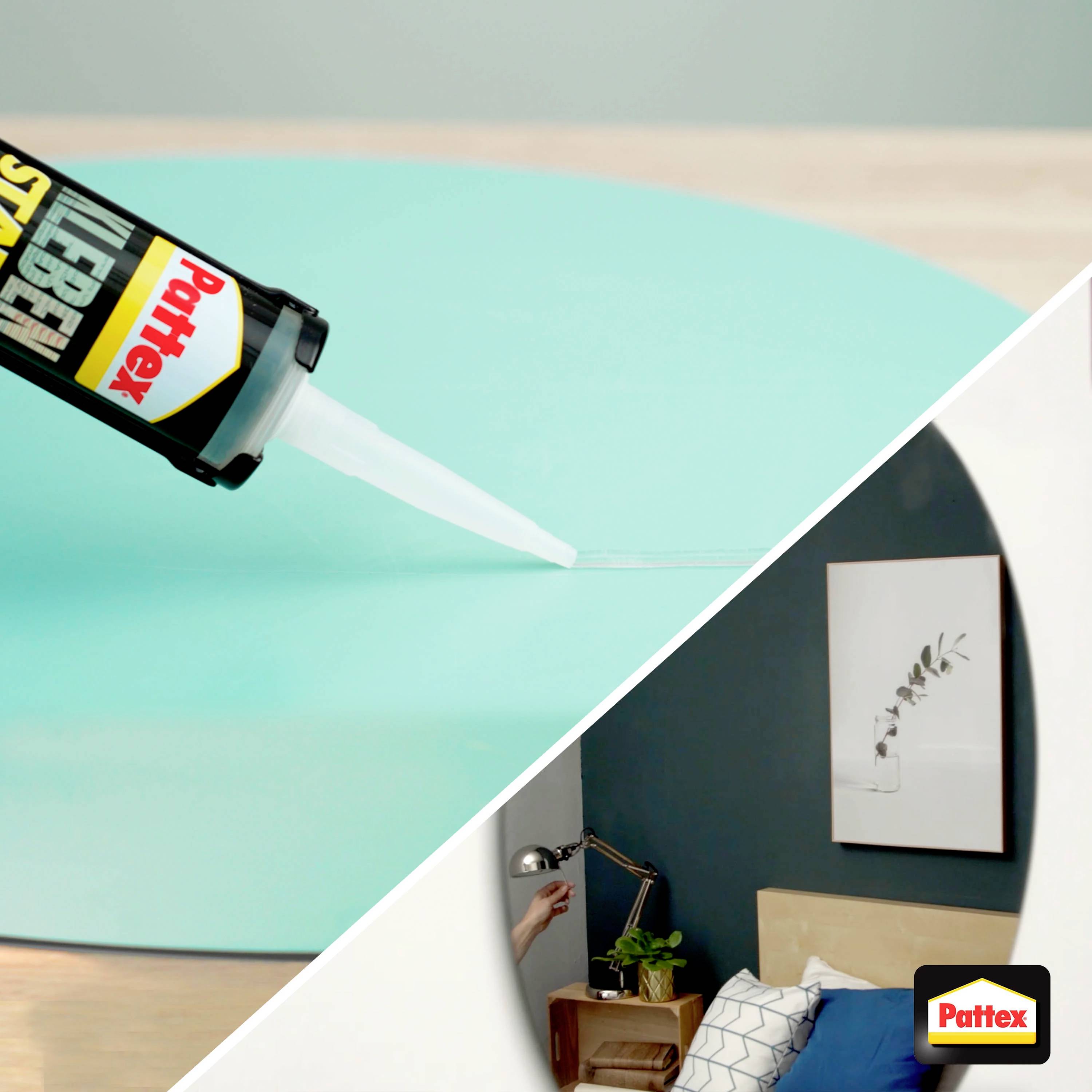 Eine Hand drückt Klebstoff aus einer Pattex-Tube. Im Hintergrund ist ein modernes Wohnzimmer mit einem Bild an der Wand zu sehen.