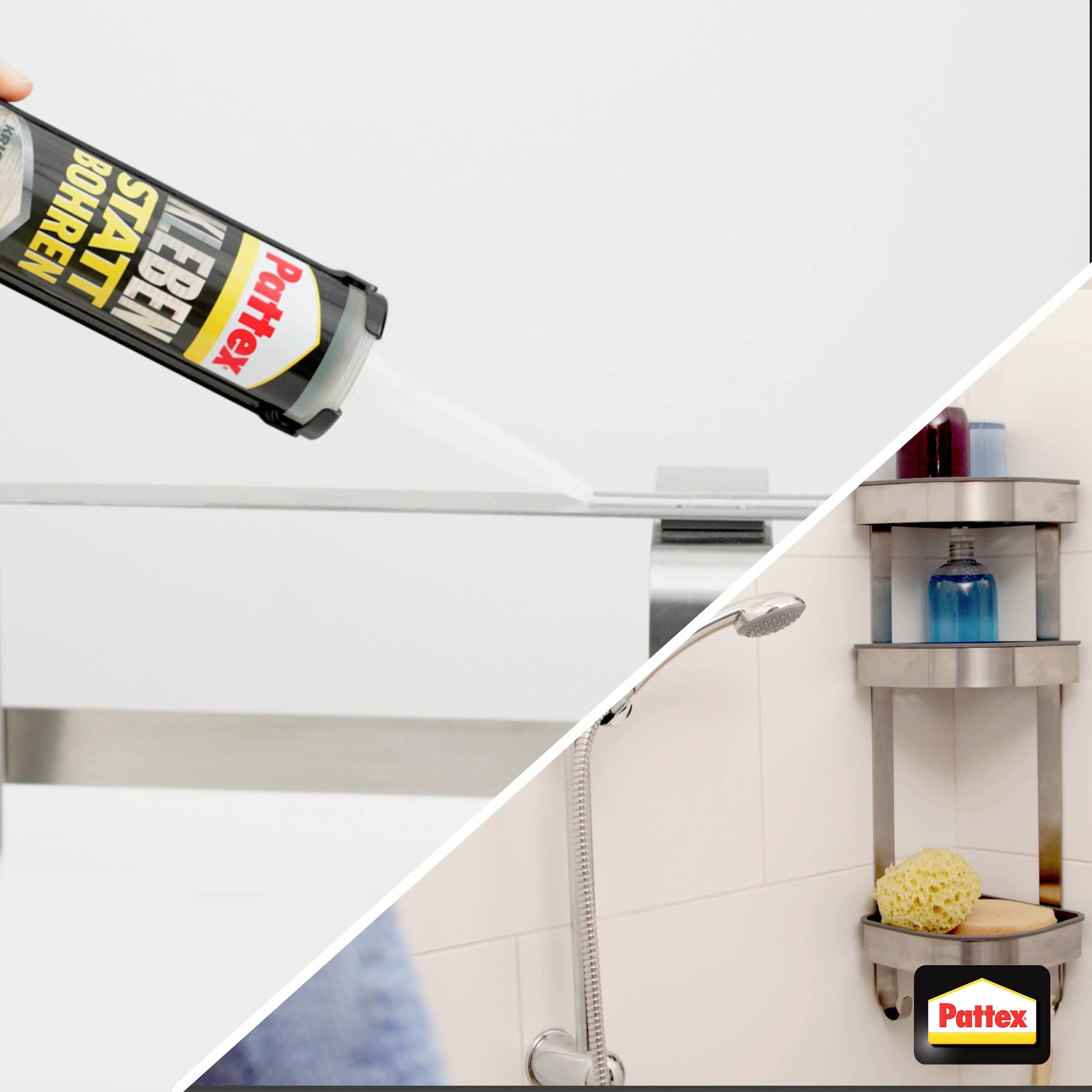 Eine Person verwendet ein Pattex-Dichtungsprodukt, um eine Duschfuge abzudichten, daneben ein Regal mit Shampoo in einer Dusche.