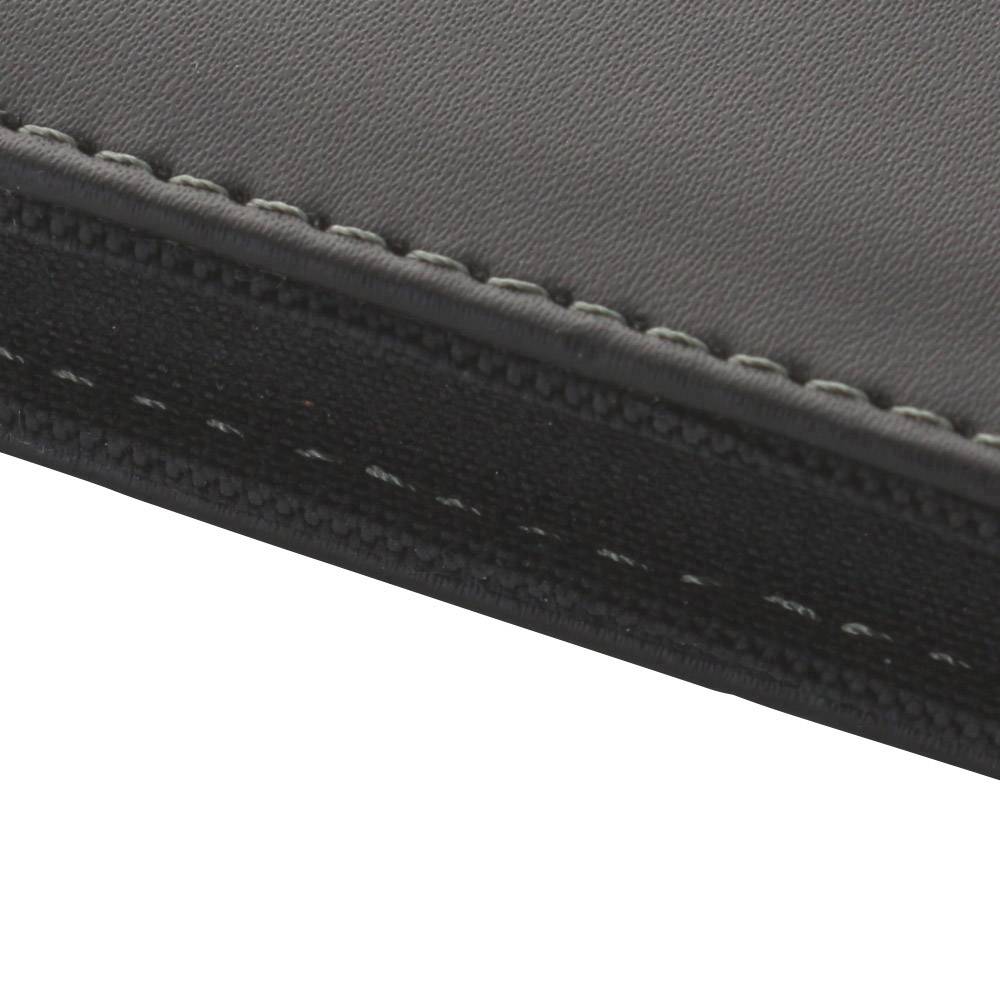 Nahaufnahme einer braunen Ledertasche mit sichtbaren Nähten.